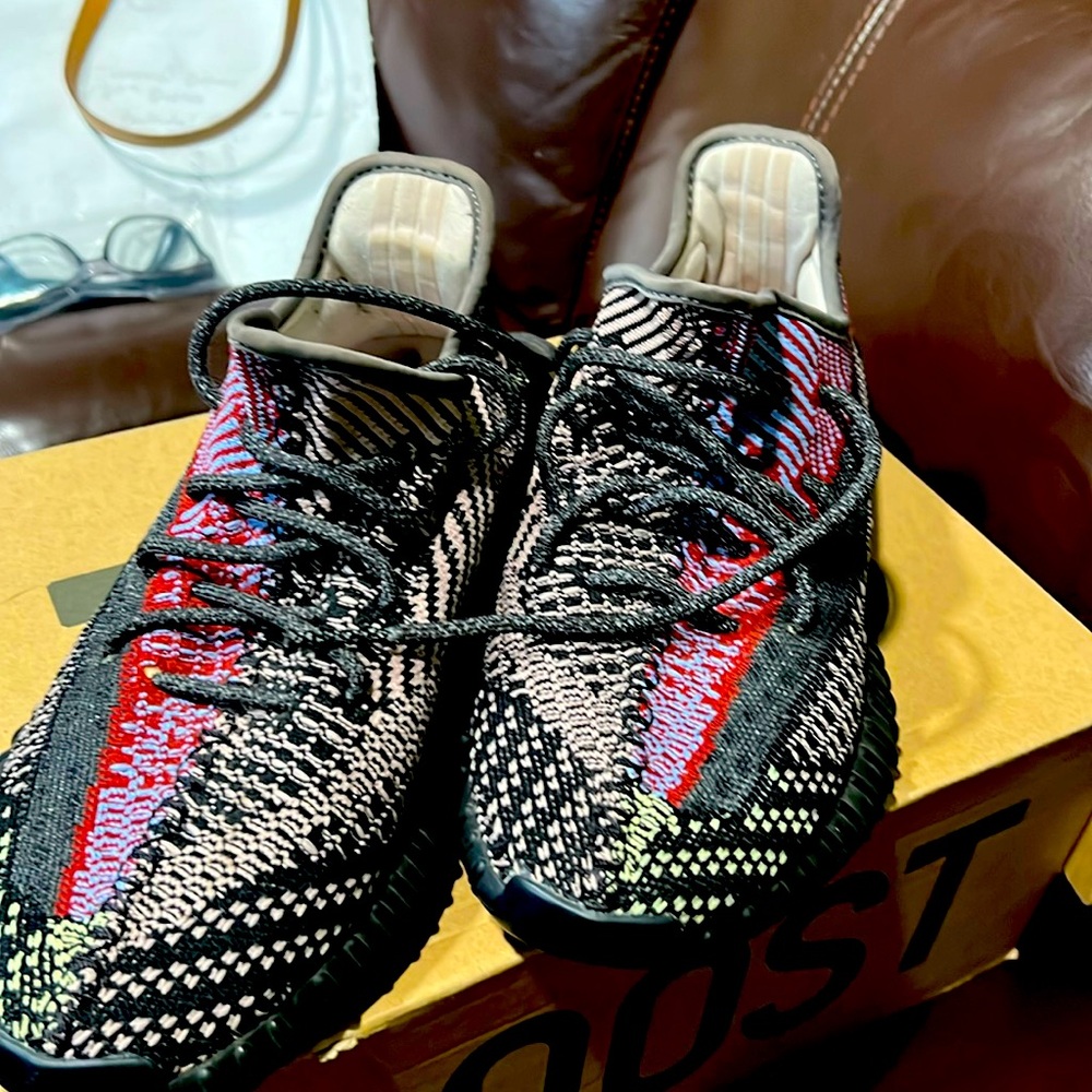 Yeezy size 8.5slightly worn I wore them 3 times it’s men 8.5 female 10
